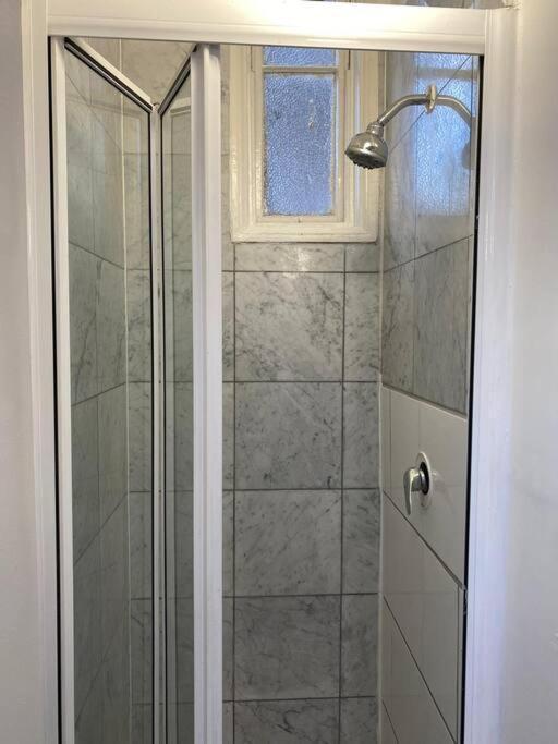 F14- Single Studio Shared Shower/Toilet Near Paddington 런던 외부 사진